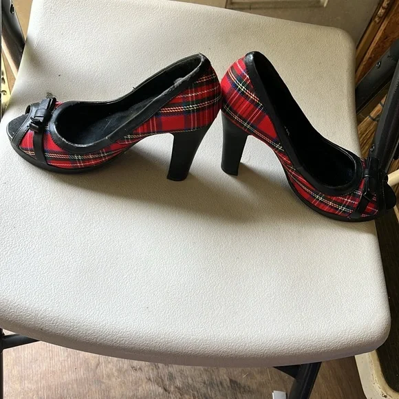 Charles Albert Women's Red Plaid Peep Toe Heels - Picture 2 of 7